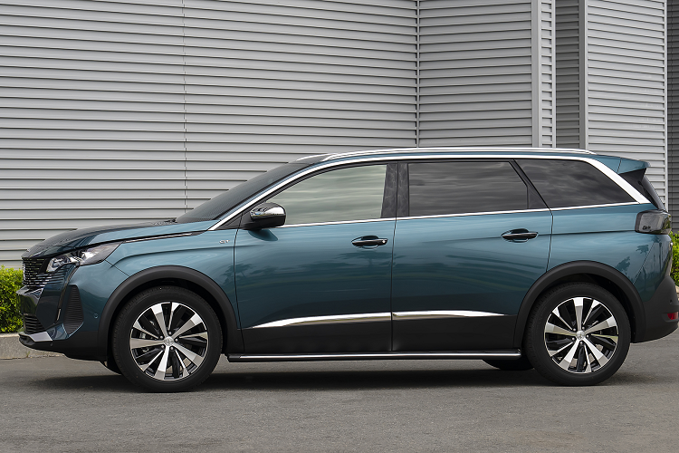 Peugeot 5008 2022 tại Việt Nam được trang bị lưới tản nhiệt tràn viền hiện đại, đèn chiếu sáng công nghệ LED tích hợp thấu kính khuếch đại, có tính năng tự động điều chỉnh độ cao và mở rộng theo góc đánh lái, giúp cải thiện tầm nhìn ở những khúc cua khó thấy. Đèn ban ngày tạo điểm nhấn với hiệu ứng “nanh sư tử”, mang đến sự mạnh mẽ đặc trưng trong thiết kế của Peugeot.