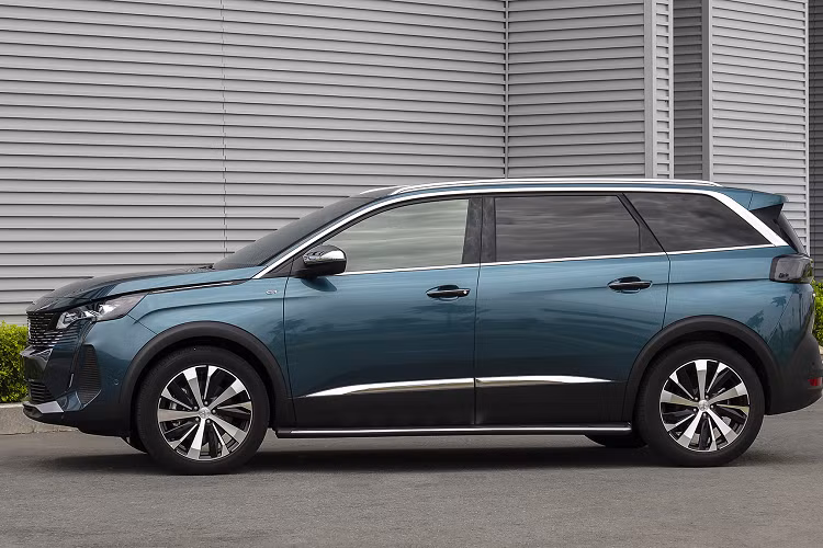 Peugeot 5008 2022 tại Việt Nam được trang bị lưới tản nhiệt tràn viền hiện đại, đèn chiếu sáng công nghệ LED tích hợp thấu kính khuếch đại, có tính năng tự động điều chỉnh độ cao và mở rộng theo góc đánh lái, giúp cải thiện tầm nhìn ở những khúc cua khó thấy. Đèn ban ngày tạo điểm nhấn với hiệu ứng “nanh sư tử”, mang đến sự mạnh mẽ đặc trưng trong thiết kế của Peugeot.