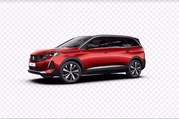 Bước vào không gian cabin, New Peugeot 5008 GT ấn tượng với thiết kế vô lăng D-cut khác biệt, sử dụng da đục lỗ và bổ sung thanh chrome trên, dưới tạo điểm nhấn. Tổng thể nội thất sang trọng hơn với trần xe tối màu, chất liệu ghế Claudia Habana đi cùng ốp Alcantara cao cấp.