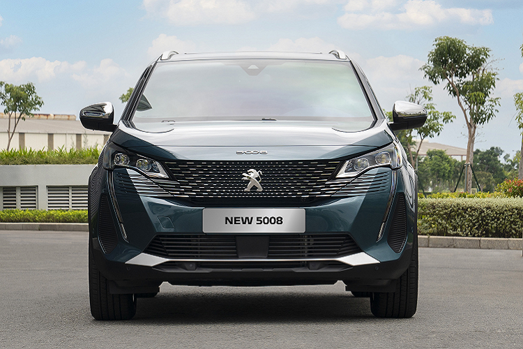 Ghế ngồi bọc da Claudia cao cấp, sở hữu khả năng chỉnh điện ở ghế trước, gập 60:40 ở hàng ghế thứ hai. New Peugeot 5008 được kết hợp tính năng Magic Flat, hàng ghế thứ ba có thể linh hoạt gập phẳng hoặc tháo rời, giúp tối ưu nhu cầu sử dụng cho người dùng. Xe trang bị hệ thống tiện nghi bao gồm: cửa gió điều hòa cho hàng ghế sau, gương chiếu hậu chống chói tự động, 4 cửa sổ chỉnh điện với cảm ứng vật cản và cửa sổ toàn cảnh panorama, mang đến không gian thoáng đãng cho cả khoang xe.