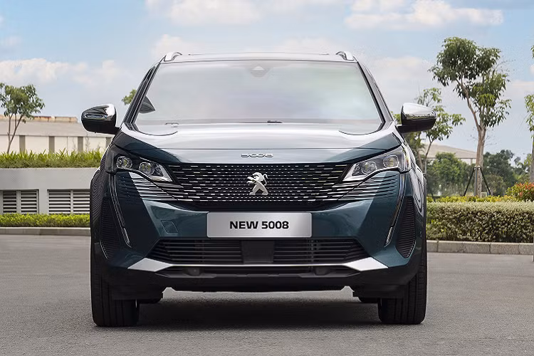 Ghế ngồi bọc da Claudia cao cấp, sở hữu khả năng chỉnh điện ở ghế trước, gập 60:40 ở hàng ghế thứ hai. New Peugeot 5008 được kết hợp tính năng Magic Flat, hàng ghế thứ ba có thể linh hoạt gập phẳng hoặc tháo rời, giúp tối ưu nhu cầu sử dụng cho người dùng. Xe trang bị hệ thống tiện nghi bao gồm: cửa gió điều hòa cho hàng ghế sau, gương chiếu hậu chống chói tự động, 4 cửa sổ chỉnh điện với cảm ứng vật cản và cửa sổ toàn cảnh panorama, mang đến không gian thoáng đãng cho cả khoang xe.