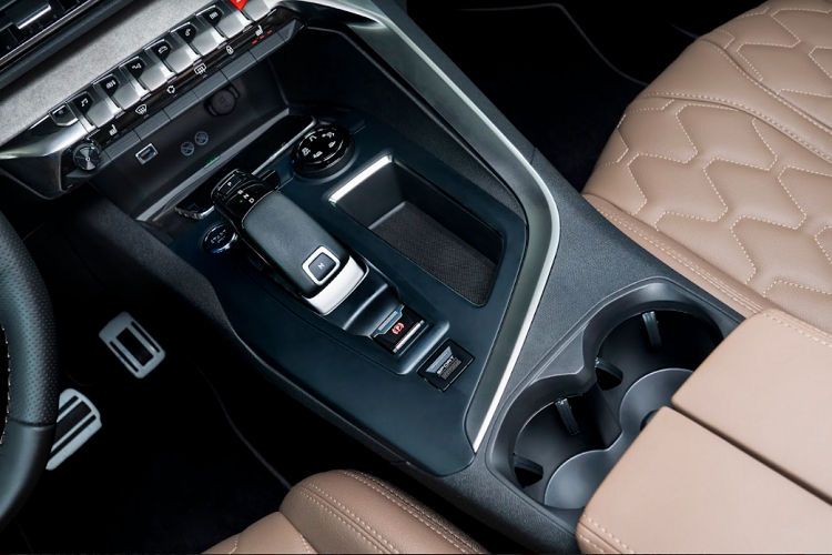 New Peugeot 5008 sở hữu khung xe chắc chắn với kết cấu thép cường lực, sử dụng động cơ tăng áp 1.6L THP với mô-men xoắn đại 245 Nm tại vòng tua rất thấp ở mức 1.400 vòng/phút, kết hợp với động cơ là hộp số tự động 6 cấp EAT6. Ngoài ra, New Peugeot 5008 được duy trì tính năng Advanced Grip Control và hỗ trợ xuống dốc HADC giúp xe kiểm soát lực bám.