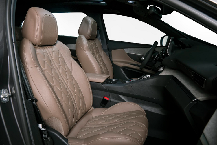 New Peugeot 5008 được trang bị tính năng an toàn bao gồm 6 túi khí, 12 cảm biến xung quanh xe và camera sau 180 độ giả lập 2 bên cùng gói an toàn nâng cao (ADAS) cho người lái như: Hỗ trợ giữ làn đường, cảnh báo điểm mù, nhận diện biển báo giới hạn tốc độ và cảnh báo người lái tập trung. Tất cả sẽ được tối ưu thông tin và hiển thị đầy đủ trên màn hình HUD kỹ thuật số.