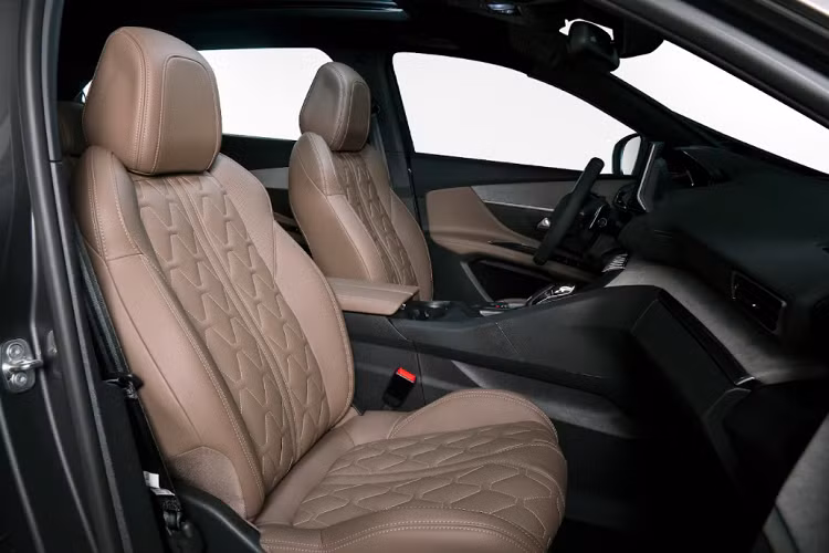 New Peugeot 5008 được trang bị tính năng an toàn bao gồm 6 túi khí, 12 cảm biến xung quanh xe và camera sau 180 độ giả lập 2 bên cùng gói an toàn nâng cao (ADAS) cho người lái như: Hỗ trợ giữ làn đường, cảnh báo điểm mù, nhận diện biển báo giới hạn tốc độ và cảnh báo người lái tập trung. Tất cả sẽ được tối ưu thông tin và hiển thị đầy đủ trên màn hình HUD kỹ thuật số.