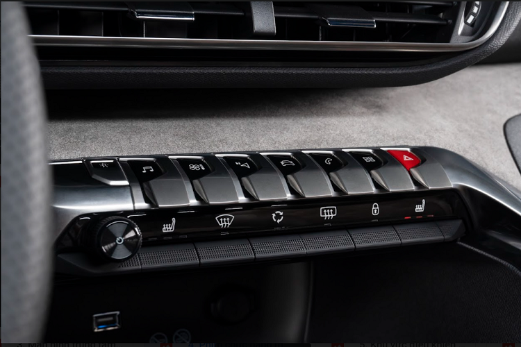 Không gian giải trí sống động với hệ âm thanh thanh cao cấp và khả năng kết nối thông minh Apple CarPlay và Android Auto. Cabin có tính năng sạc điện thoại không dây được trang bị tại khu vực điều khiển trung tâm.