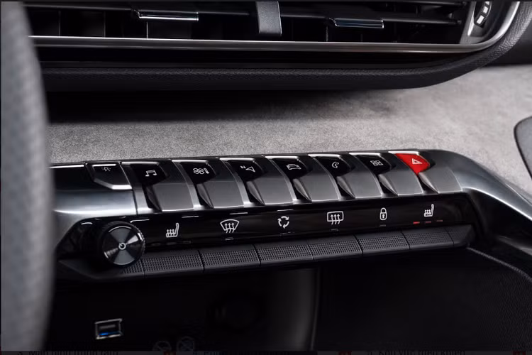 Không gian giải trí sống động với hệ âm thanh thanh cao cấp và khả năng kết nối thông minh Apple CarPlay và Android Auto. Cabin có tính năng sạc điện thoại không dây được trang bị tại khu vực điều khiển trung tâm.