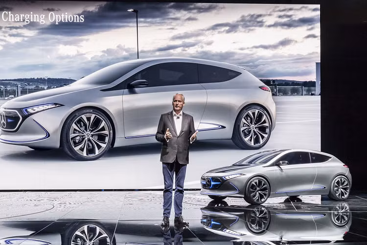 Cùng với đó, hệ thống thông tin giải trí MBUX của xe nhiều khả năng cũng sẽ có giao diện thiết kế riêng dành cho dòng xe điện Mercedes-Benz EQ.