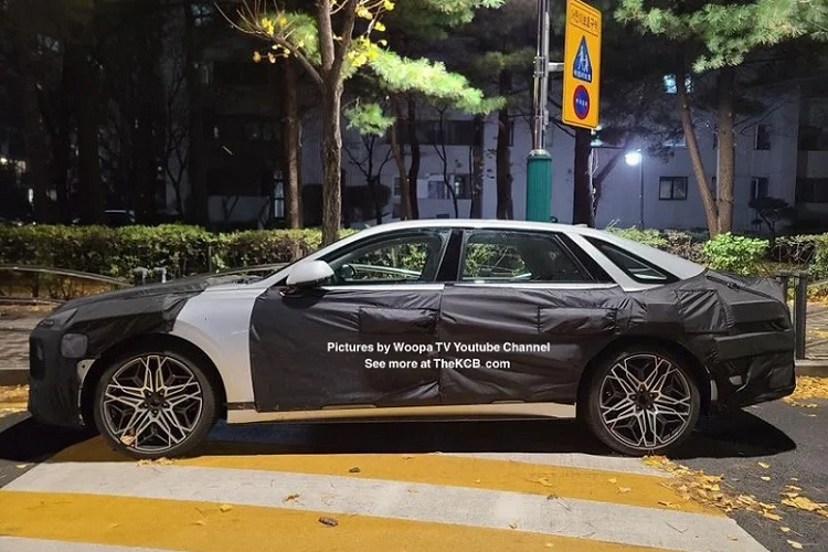 Bên trong khoang nội thất, nguồn tin cho hay Hyundai Grandeur 2022 mới sẽ được trang bị màn hình trung tâm cảm ứng cỡ lớn hơn cùng cần số tương tự như Ioniq. Hàng ghế hành khách phía sau cũng có thêm tính năng ngả lưng.