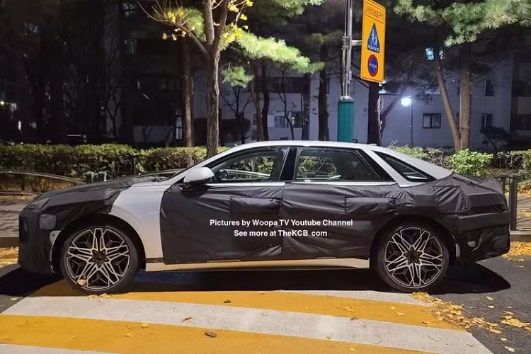 Bên trong khoang nội thất, nguồn tin cho hay Hyundai Grandeur 2022 mới sẽ được trang bị màn hình trung tâm cảm ứng cỡ lớn hơn cùng cần số tương tự như Ioniq. Hàng ghế hành khách phía sau cũng có thêm tính năng ngả lưng.