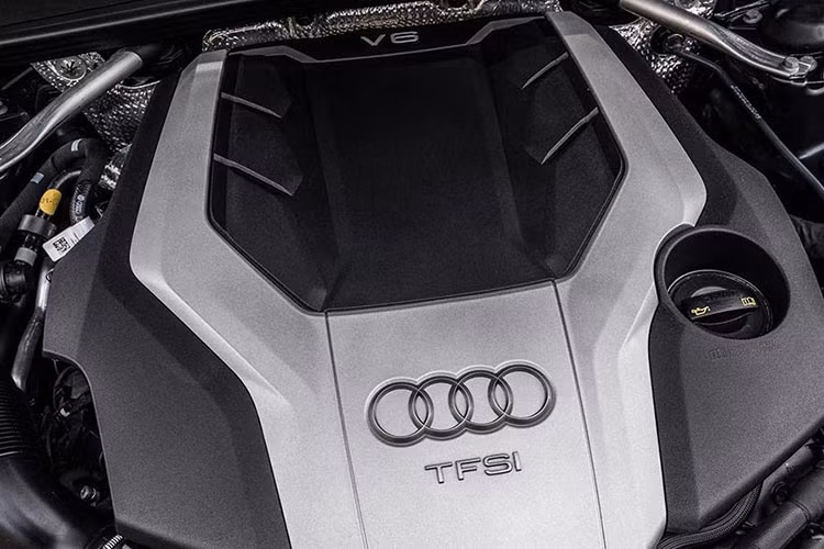 Trong đợt mở bán đầu tiên, Audi sẽ bán 1000 chiếc A7 L phiên bản đặc biệt First Edition trên toàn bộ lãnh thổ Trung Quốc. Xe được trang bị động cơ V6 tăng áp 3.0 lít với công nghệ hybrid nhẹ, tạo ra công suất 335 mã lực và mô-men xoắn cực đại 500 Nm.