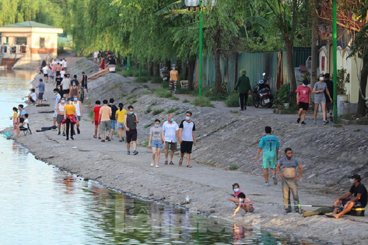 Nguoi dan Ha Noi van tha dieu, vui choi o dam Hong bat chap lenh cam