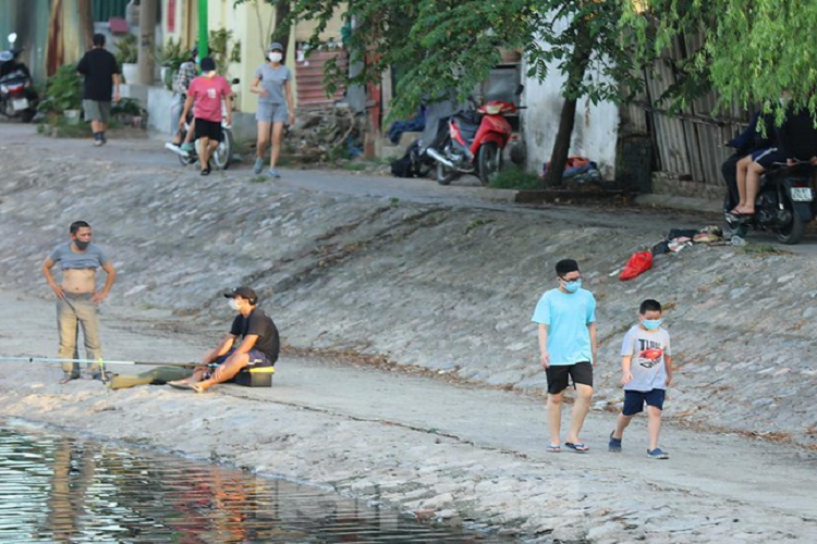"Chúng tôi biết là cấm nhưng ở nhà bí bách quá không chịu được đành phải ra hồ hóng gió mát. Mình thì đeo khẩu trang nhưng cũng có ít người không đeo nên cũng thấy lo lắng" - ông Thanh (P. Khương Trung, nhà gần hồ đầm Hồng) - nói.