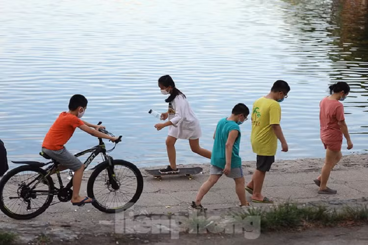 Cả người lớn lẫn trẻ em tập thể dục quanh hồ rất đông mà không nghĩ đến dịch COVID-19 đang rình rập 