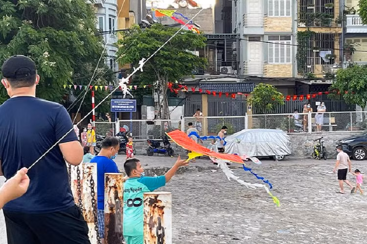 Từ khi có quy định tạm dừng các hoạt động tập thể dục, thể thao, các sự kiện tập trung đông người tại khu vực công cộng, vườn hoa, công viên, các cơ quan chức năng trên địa bàn Hà Nội đã tiến hành thông báo, tuyên truyền đến người dân và xử phạt rất nghiêm những trường hợp cố tình vi phạm