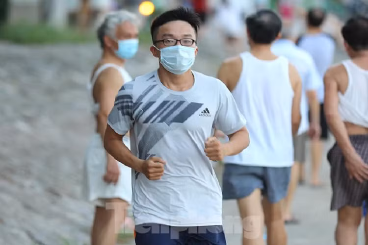 Trước đó, từ ngày 5-5 UBND TP Hà Nội tạm dừng một số dịch vụ và hoạt động tiềm ẩn nguy cơ cao lây nhiễm dịch bệnh COVID-19 như các rạp chiếu phim, các cơ sở dịch vụ spa, xông hơi; các hoạt động tập thể dục, thể thao, các sự kiện tập trung đông người tại khu vực công cộng, vườn hoa, công viên cho đến khi có chỉ đạo mới của TP. 