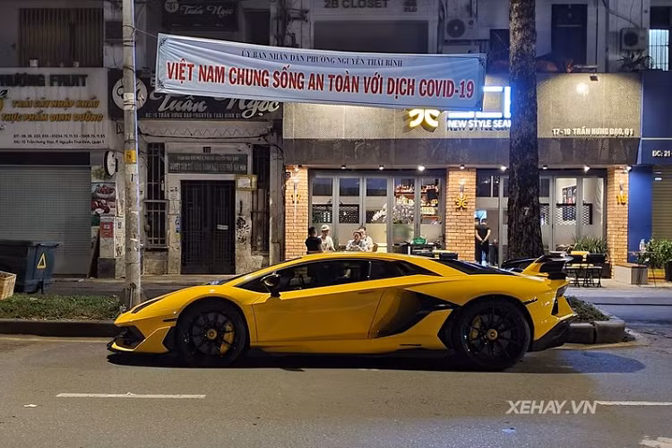 Làm tròn sự hấp dẫn của chiếc Aventador SVJ này là bộ mâm đa chấu Nireo Forged sơn đen và cùm phanh màu vàng nổi bật (nguyên bản thì mâm xe có và kẹp phanh có màu bạc). Xe được trang bị hộp số 7 cấp ISR lốp Pirelli P Zero Corsa.