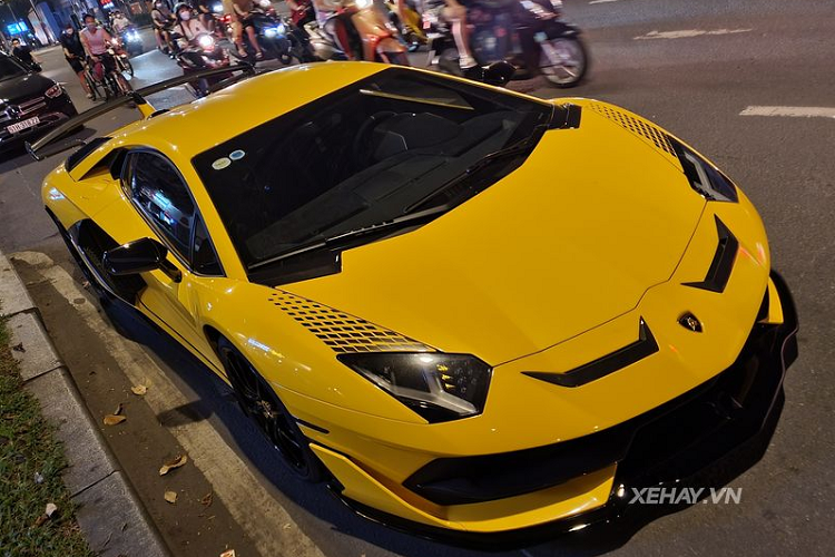 Sức mạnh của Lamborghini Aventador SVJ đến từ khối động cơ hút khí tự nhiên V12 6.5L sản sinh công suất tối đa 770 mã lực và mô men xoắn cực đại 720 Nm, siêu phẩm này có thể tăng tốc từ 0 - 100 km/h chỉ trong 2,8 giây, trước khi cán tốc độ tối đa hơn 350 km/h. Mức giá xe Lamborghini Aventador SVJ tại Việt Nam không được tiết lộ nhưng ước tính sẽ trên 50 tỷ đến 65 đồng nếu ra biển trắng.