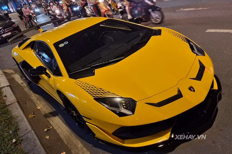Sức mạnh của Lamborghini Aventador SVJ đến từ khối động cơ hút khí tự nhiên V12 6.5L sản sinh công suất tối đa 770 mã lực và mô men xoắn cực đại 720 Nm, siêu phẩm này có thể tăng tốc từ 0 - 100 km/h chỉ trong 2,8 giây, trước khi cán tốc độ tối đa hơn 350 km/h. Mức giá xe Lamborghini Aventador SVJ tại Việt Nam không được tiết lộ nhưng ước tính sẽ trên 50 tỷ đến 65 đồng nếu ra biển trắng.