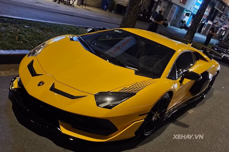 Điểm nhấn của chiếc xe còn nằm ở bộ cản trước mới kiểu 2 tầng độc đáo, cặp hốc hút gió cỡ lớn hầm hố phía trước và cánh gió lớn siêu nhẹ phía sau, tất cả đều làm từ vật liệu sợi carbon.