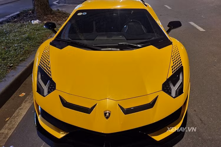 Cụ thể, Lamboirghini Aventador SVJ tại Việt Nam đã được "làm đẹp" với gói độ của Novitec, bổ sung thêm nhiều chi tiết bằng sợi carbon hơn nữa cho phần ngoại thất, ví dụ như líp gió trên cản trước, ốp viền của hai khe thoát khí trên ca-pô, vây cá ốp vào cánh gió hông...