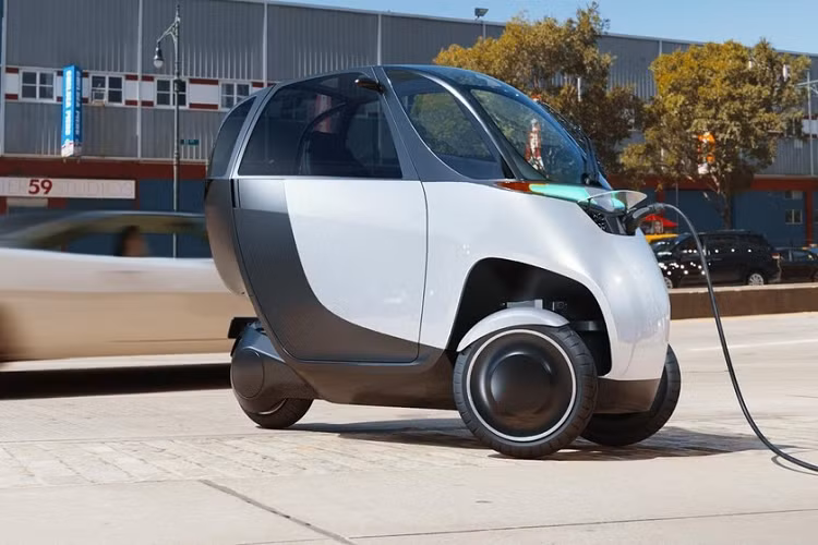 Chưa hết, nó cũng có tính năng đỗ xe tự động, cập nhật từ xa, và một loạt các thiết bị cảm biến và truyền động dành cho Nimbus Balance, công nghệ độc quyền giúp nó nghiêng thân thể khi rẽ. Nimbus tuyên bố rằng Halo sẽ có tính “xanh” hơn 3 lần so với một chiếc ôtô điện phổ thông bởi nó nhỏ và tiết kiệm hơn. Xe có trang bị một cụm pin 8,1 kWh, cho phép nâng cấp thành 12,4 kWh, mang lại cự li di chuyển lần lượt 126 km và 191 km trong thành phố. Nó cũng có lắp đặt cả hệ thống phanh phục hồi. 