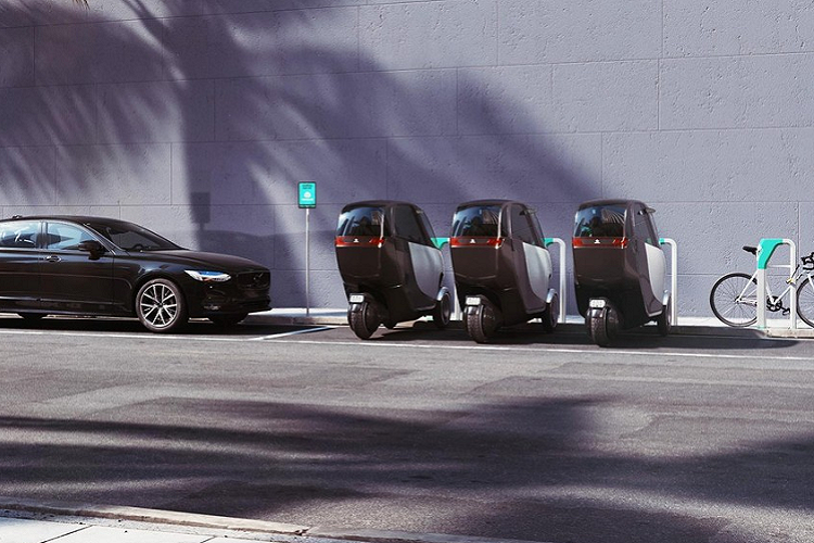 Công ty Nimbus có kế hoạch cung cấp hai bản xe Halo, bản Halo tiêu chuẩn và bản X. Hai bản xe này chỉ tồn tại một vài điểm khác biệt, ví như bản X có sử dụng một số chất liệu sợi carbon và có tốc độ cùng cự ly di chuyển cao hơn. Ý tưởng cho cả hai đều giống nhau: một phương tiện cho người dân đô thị mong muốn tìm kiếm một thứ gì đó tiện lợi và tiết kiệm như mô tô, nhưng lại an toàn và che nắng che mưa như ô tô.