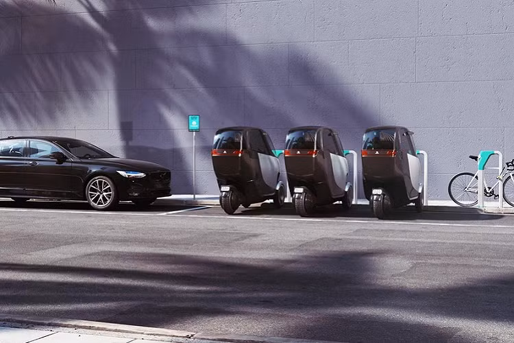 Công ty Nimbus có kế hoạch cung cấp hai bản xe Halo, bản Halo tiêu chuẩn và bản X. Hai bản xe này chỉ tồn tại một vài điểm khác biệt, ví như bản X có sử dụng một số chất liệu sợi carbon và có tốc độ cùng cự ly di chuyển cao hơn. Ý tưởng cho cả hai đều giống nhau: một phương tiện cho người dân đô thị mong muốn tìm kiếm một thứ gì đó tiện lợi và tiết kiệm như mô tô, nhưng lại an toàn và che nắng che mưa như ô tô.