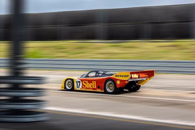 “962 C là một trong số ít những chiếc xe mà tôi được phép lái một mình, không có đồng đội và với thiết lập đúng như tôi muốn,” Stuck nhớ lại. “Bạn không bao giờ quên một chiếc xe như thế. Vào năm 2022, chúng tôi sẽ kỷ niệm 40 năm một cách thật chất!"