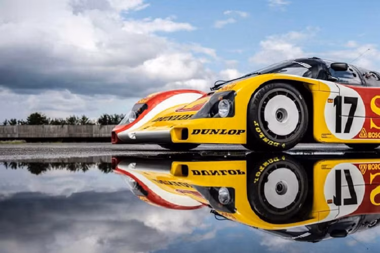 Porsche giải thích, quá trình phục chế này khá là thử thách vì đội ngũ chuyên môn phải chế tạo lại nhiều bộ phận bởi chúng đã bị hỏng từ lâu. Tuy nhiên, sự liên lạc tốt giữa những bộ phận khác nhau của nhà sản xuất đã giúp các chuyên gia có thể tìm thấy “hầu hết mọi thứ họ cần trong bán kính chỉ 30 mét”.