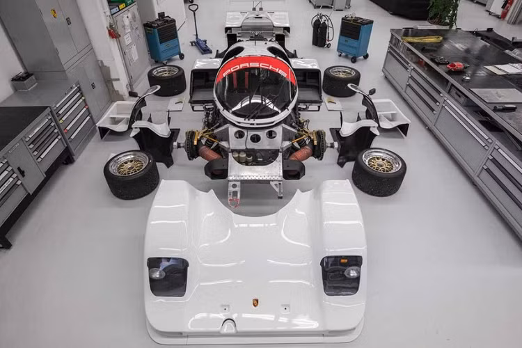 962 C là một chiếc xe đua quan trọng đối với Porsche về nhiều mặt, và thực tế nó là một trong những chiếc xe đầu tiên của công ty được trang bị hộp số bán tự động ly hợp kép. Ngày nay, loại hộp số này có sẵn trên mọi mẫu xe Porsche chạy bằng động cơ đốt trên thị trường. 