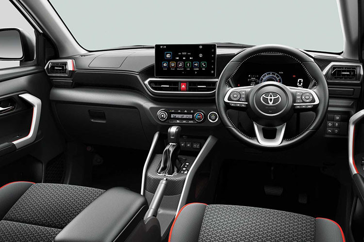 Không ít khách hàng tại thị trường quốc tế đã bất ngờ trước độ rộng rãi bên trong của Toyota Raize mới dù vẻ ngoài có phần “nhỏ con”. Xe được bố trí 2 hàng ghế với 5 chỗ ngồi. Đặc biệt, nội thất Raize 2021 cũng được đánh giá tương đối hiện đại với vô-lăng 3 chấu tích hợp nhiều nút bấm và màn hình trung tâm đặt nổi.