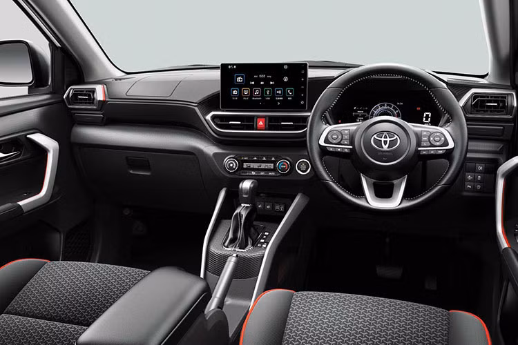 Không ít khách hàng tại thị trường quốc tế đã bất ngờ trước độ rộng rãi bên trong của Toyota Raize mới dù vẻ ngoài có phần “nhỏ con”. Xe được bố trí 2 hàng ghế với 5 chỗ ngồi. Đặc biệt, nội thất Raize 2021 cũng được đánh giá tương đối hiện đại với vô-lăng 3 chấu tích hợp nhiều nút bấm và màn hình trung tâm đặt nổi.