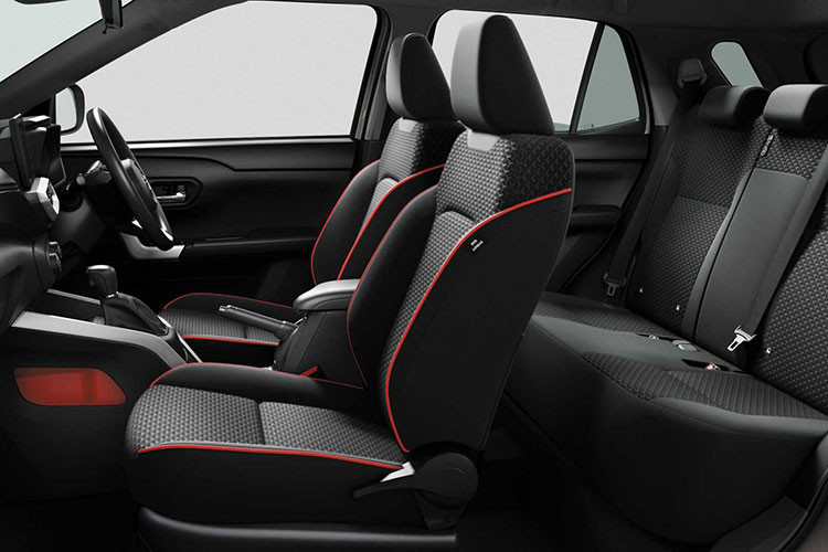 Ở bản cao cấp trên thị trường quốc tế xe sở hữu màn hình có kích thước 9inch, còn đồng hồ tích hợp màn hình 7inch, giống trên mẫu xe Toyota Corolla Cross. Chưa kể, dù xe nhỏ nhưng vẫn có đầy đủ bệ tỳ tay phía trước.