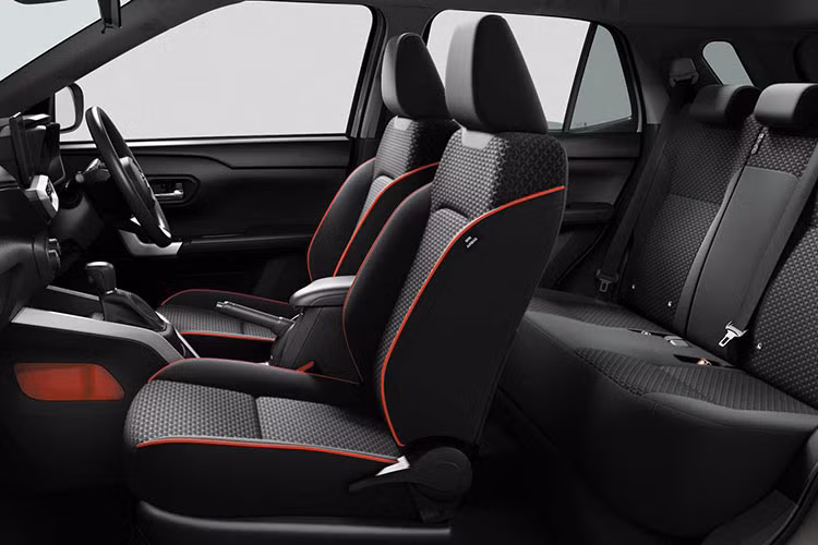 Ở bản cao cấp trên thị trường quốc tế xe sở hữu màn hình có kích thước 9inch, còn đồng hồ tích hợp màn hình 7inch, giống trên mẫu xe Toyota Corolla Cross. Chưa kể, dù xe nhỏ nhưng vẫn có đầy đủ bệ tỳ tay phía trước.