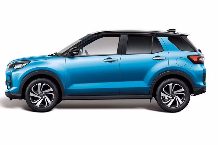 Toyota Raize tại Việt Nam dự đoán sẽ có công nghệ nổi trội hơn, cụ thể 2 tính năng cảnh báo điểm mù và cảnh báo phương tiện cắt ngang. Bên cạnh đó, thông tin từ phía đại lý còn cho hay Toyota Raize sẽ được trang bị động cơ tăng áp 1.0L cho công suất tối đa 98 mã lực và mô-men xoắn cực đại đạt 140 Nm.