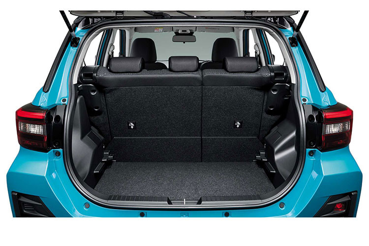 Điểm cộng lớn của Toyota Raize 2021 còn ở khoang hành lý khá rộng rãi với dung tích lên tới 369 lít. Nếu cần thêm không gian, chủ nhân có thể linh động gập hàng ghế sau để tăng không gian chứa đồ. Bên cạnh đó, Toyota Raize 2021 còn được trang bị khá nhiều hệ thống an toàn hiện đại như: Tự động phanh tránh va chạm, Ngăn chặn việc đạp nhầm chân ga, Kiểm soát hành trình chủ động, Hỗ trợ đỗ xe,…