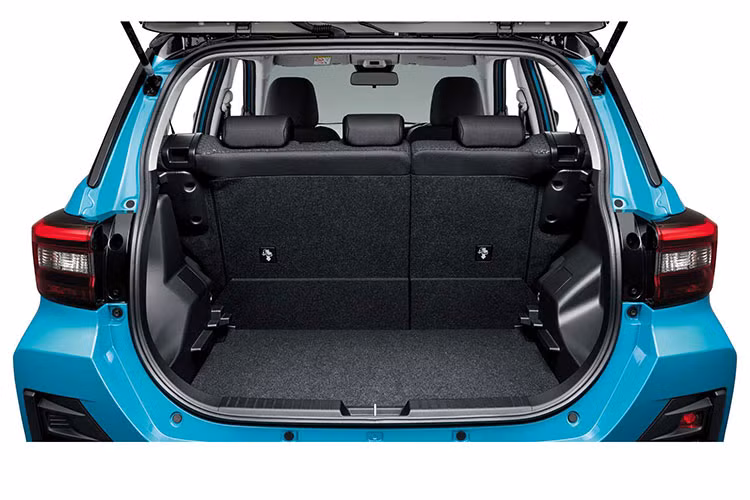 Điểm cộng lớn của Toyota Raize 2021 còn ở khoang hành lý khá rộng rãi với dung tích lên tới 369 lít. Nếu cần thêm không gian, chủ nhân có thể linh động gập hàng ghế sau để tăng không gian chứa đồ. Bên cạnh đó, Toyota Raize 2021 còn được trang bị khá nhiều hệ thống an toàn hiện đại như: Tự động phanh tránh va chạm, Ngăn chặn việc đạp nhầm chân ga, Kiểm soát hành trình chủ động, Hỗ trợ đỗ xe,…