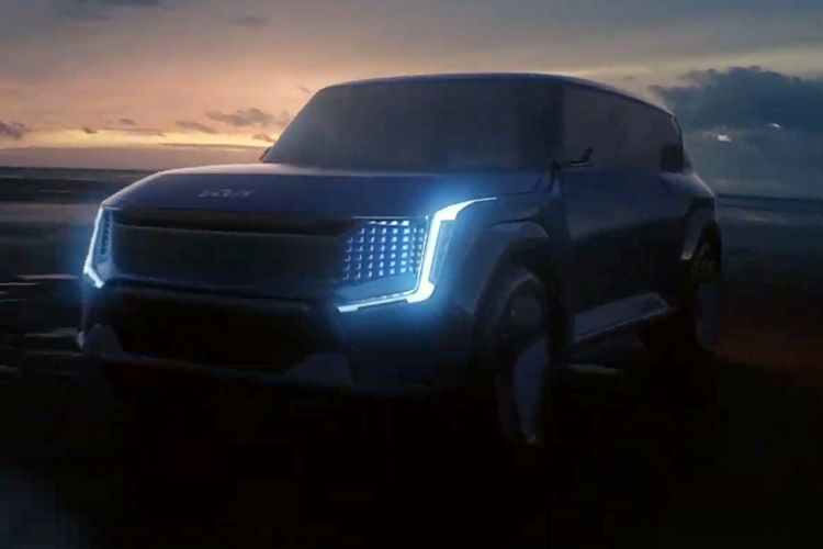 Cùng với việc giới thiệu những hình ảnh phác thảo đầu tiên của Kia EV9 Concept 2022, Kia cũng chia sẻ rất nhiều về định hướng tương lai của hãng về một thế giới gần gũi với thiên nhiên hơn, xanh hơn, sạch hơn và bền vững hơn ("Kia Sustainability Movement").
