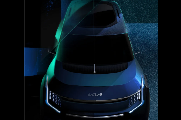 Về chiếc Kia EV9 Concept, thiết kế của xe chưa được lộ diện hoàn toàn. Tuy nhiên có thể thấy nó là một mẫu SUV điện cỡ lớn mang đậm các chi tiết thiết kế tương lai. Đầu xe được điêu khắc nổi bật, các hốc gió lớn, lưới tản nhiệt giả to bản, hệ thống đèn định vị sắc sảo, các bánh xe cỡ lớn với thiết kế mâm độc đáo...Ngoài ra còn có một cửa sổ trời lớn toàn cảnh và thiết kế mái nổi nhờ các cột trụ sơn đen.
