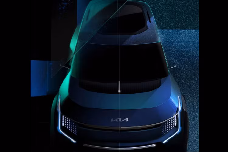 Về chiếc Kia EV9 Concept, thiết kế của xe chưa được lộ diện hoàn toàn. Tuy nhiên có thể thấy nó là một mẫu SUV điện cỡ lớn mang đậm các chi tiết thiết kế tương lai. Đầu xe được điêu khắc nổi bật, các hốc gió lớn, lưới tản nhiệt giả to bản, hệ thống đèn định vị sắc sảo, các bánh xe cỡ lớn với thiết kế mâm độc đáo...Ngoài ra còn có một cửa sổ trời lớn toàn cảnh và thiết kế mái nổi nhờ các cột trụ sơn đen.