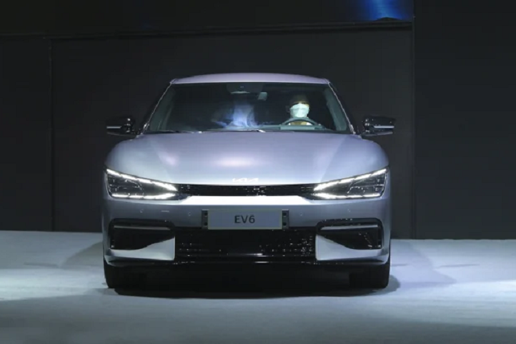 Kia EV6 được phát triển dựa trên nền tảng mô-đun điện E-GMP (Electric-Global Modular Platform) chia sẻ chung với xe điện Hyundai Ioniq 5. Ở phiên bản GT-Line cao cấp nhất, EV6 được trang bị 2 động cơ điện mang công suất 577 mã lực và mô-men xoắn 740 Nm. Dẫn động bốn bánh toàn thời gian. Trong khi ở phiên bản Tiêu Chuẩn, xe có thể di chuyển 510 km với một lần sạc đầy.