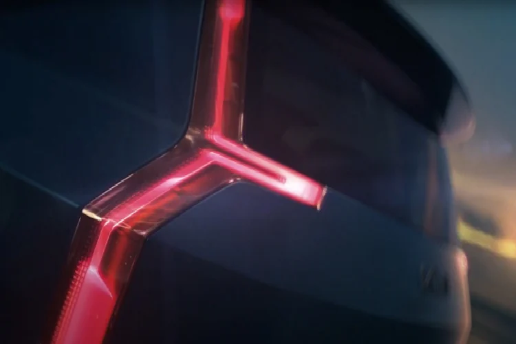 Kia EV9 Concept sẽ phát triển thành phiên bản sản xuất, giống như mẫu concept Hyundai SEVEN sắp ra mắt sẽ là bản xem trước của Ioniq 7. Bên cạnh một vài chi tiết tương lai, hầu hết thiết kế dự kiến sẽ được chuyển sang mẫu sản xuất. Điều này tương tự với thiết kế Kia EV6 concept và EV6 thực tế.