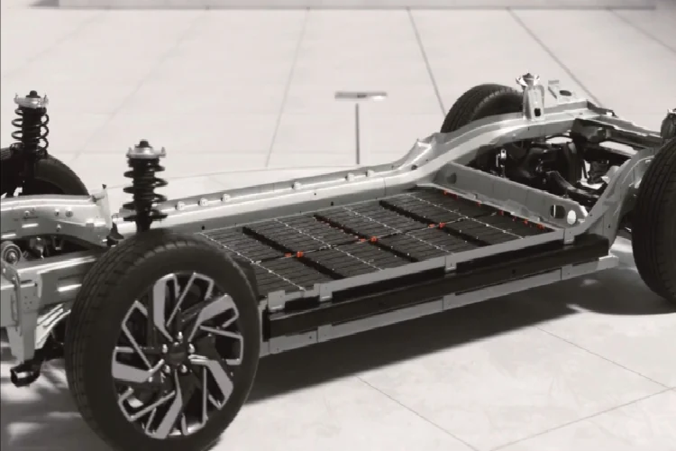 Tại nước ta, mẫu CUV chạy điện Kia EV6 sẽ được Kia Việt Nam phân phối dưới dạng xe nhập khẩu, thời gian dự kiến phân phối vào khoảng quý II/2022. Kia EV6 sẽ trở thành mẫu xe điện được phân phối đầu tiên của Kia Việt Nam.