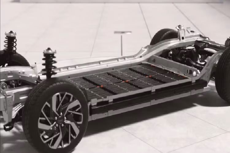 Tại nước ta, mẫu CUV chạy điện Kia EV6 sẽ được Kia Việt Nam phân phối dưới dạng xe nhập khẩu, thời gian dự kiến phân phối vào khoảng quý II/2022. Kia EV6 sẽ trở thành mẫu xe điện được phân phối đầu tiên của Kia Việt Nam.