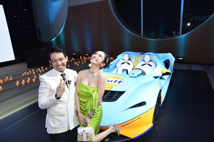 Mới đây, trên trang Facebook, doanh nhân Phạm Trần Nhật Minh - hay đại gia siêu xe Minh nhựa đã đăng tải loạt ảnh cùng vợ thả dáng bên chiếc McLaren Elva không mui, đi kèm dòng trạng thái vô cùng mùi mẫn để kỷ niệm 9 năm ngày cưới của mình.