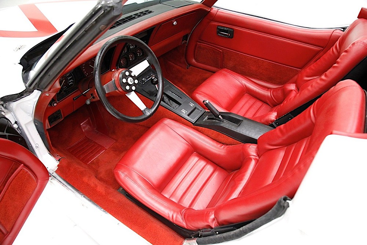 Nội thất xe cũng hết sức hấp dẫn, với nhựa vinyl màu đỏ đậm được sử dụng ở khắp mọi nơi ngoại trừ trên bảng điều khiển trung tâm. Cabin cũng có hai ghế ôm lưng cao, sẵn sàng tiếp đón tài xế và hành khách.