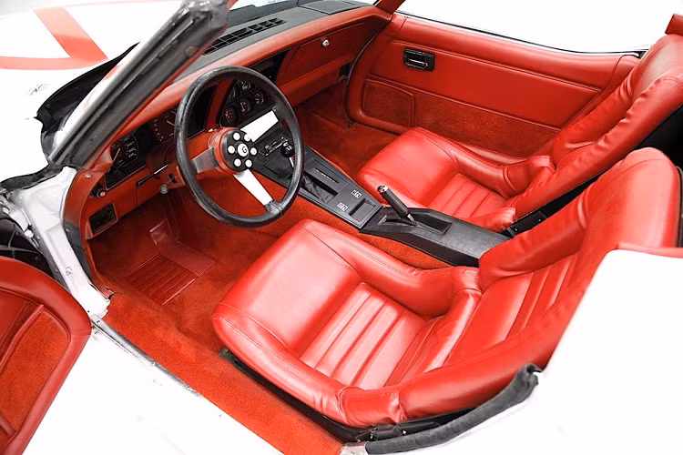 Nội thất xe cũng hết sức hấp dẫn, với nhựa vinyl màu đỏ đậm được sử dụng ở khắp mọi nơi ngoại trừ trên bảng điều khiển trung tâm. Cabin cũng có hai ghế ôm lưng cao, sẵn sàng tiếp đón tài xế và hành khách.