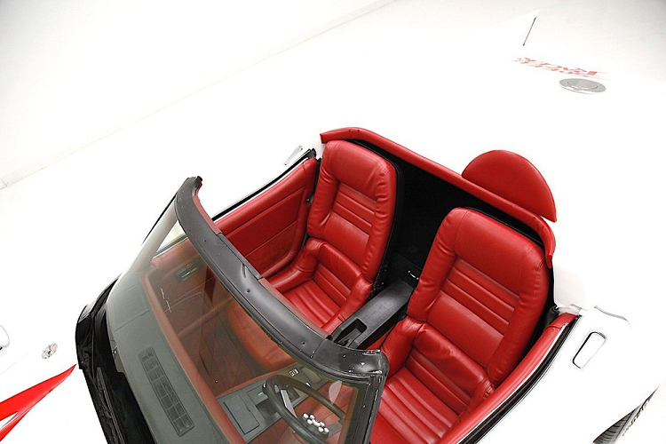 Người độ đã phải thực hiện rất nhiều thay đổi đối với chiếc Corvette để biến nó trở thành một bản sao chuẩn xác của chiếc xe đua trong anime. Lượng lớn chất liệu sợi thủy tinh đã được sử dụng để tái định hình hoàn toàn phần đầu và đuôi xe, mang lại cho chiếc Corvette dáng vẻ Mach 5 độc đáo.