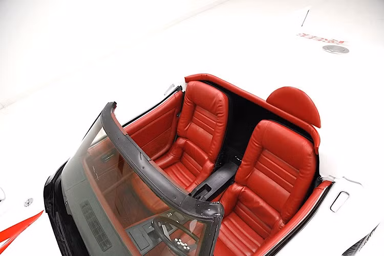 Người độ đã phải thực hiện rất nhiều thay đổi đối với chiếc Corvette để biến nó trở thành một bản sao chuẩn xác của chiếc xe đua trong anime. Lượng lớn chất liệu sợi thủy tinh đã được sử dụng để tái định hình hoàn toàn phần đầu và đuôi xe, mang lại cho chiếc Corvette dáng vẻ Mach 5 độc đáo.