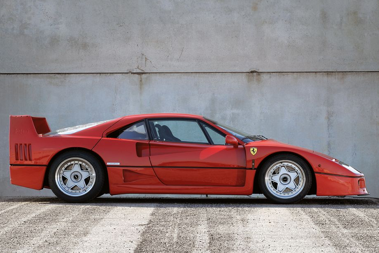 Đó là còn chưa kể tới việc giá của mỗi chiếc Ferrari F40 tại thị trường quốc tế cũng không hề rẻ, dao động trong khoảng từ 1 - 2 triệu USD (khoảng hơn 23 đến 46 tỷ đồng). Trong trường hợp được đưa về Việt Nam, sau khi xe nộp đầy đủ các loại thuế phí và ra biển số, chủ nhân sẽ phải chi ra số tiền không hề nhỏ và có thể tương đương với nhiều mẫu xe siêu sang, siêu xe đời mới nhất.